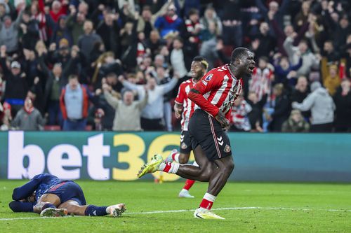 Partida dintre Sunderland și Arsenal s-a încheiat cu scorul 2-2, pe Stadium of Light, într-un meci contând pentru etapa a 11-a din Premier League.