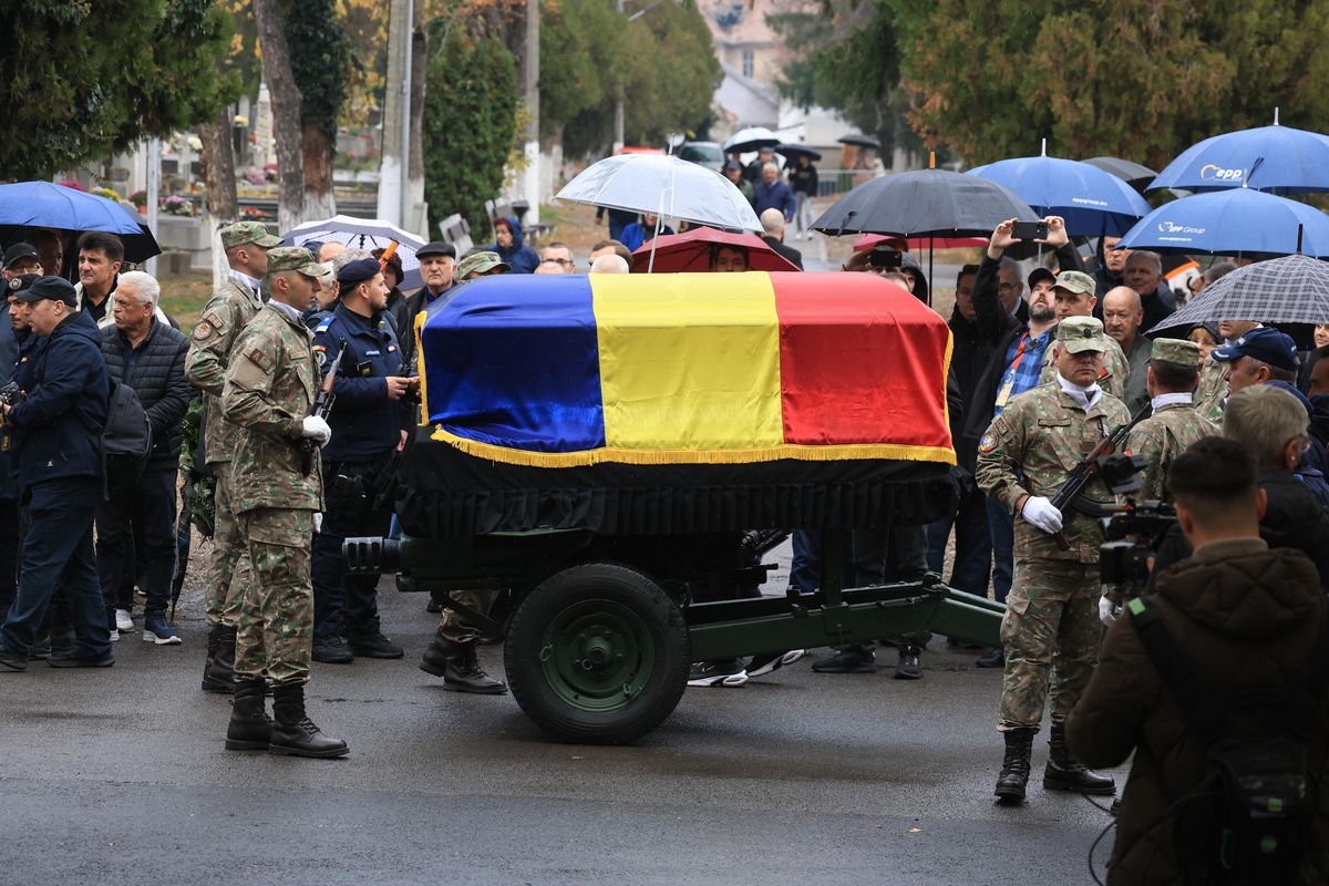 Torțe, lacrimi și aplauze la Oradea » Cel mai impresionant moment la înmormântarea lui Emeric Ienei
