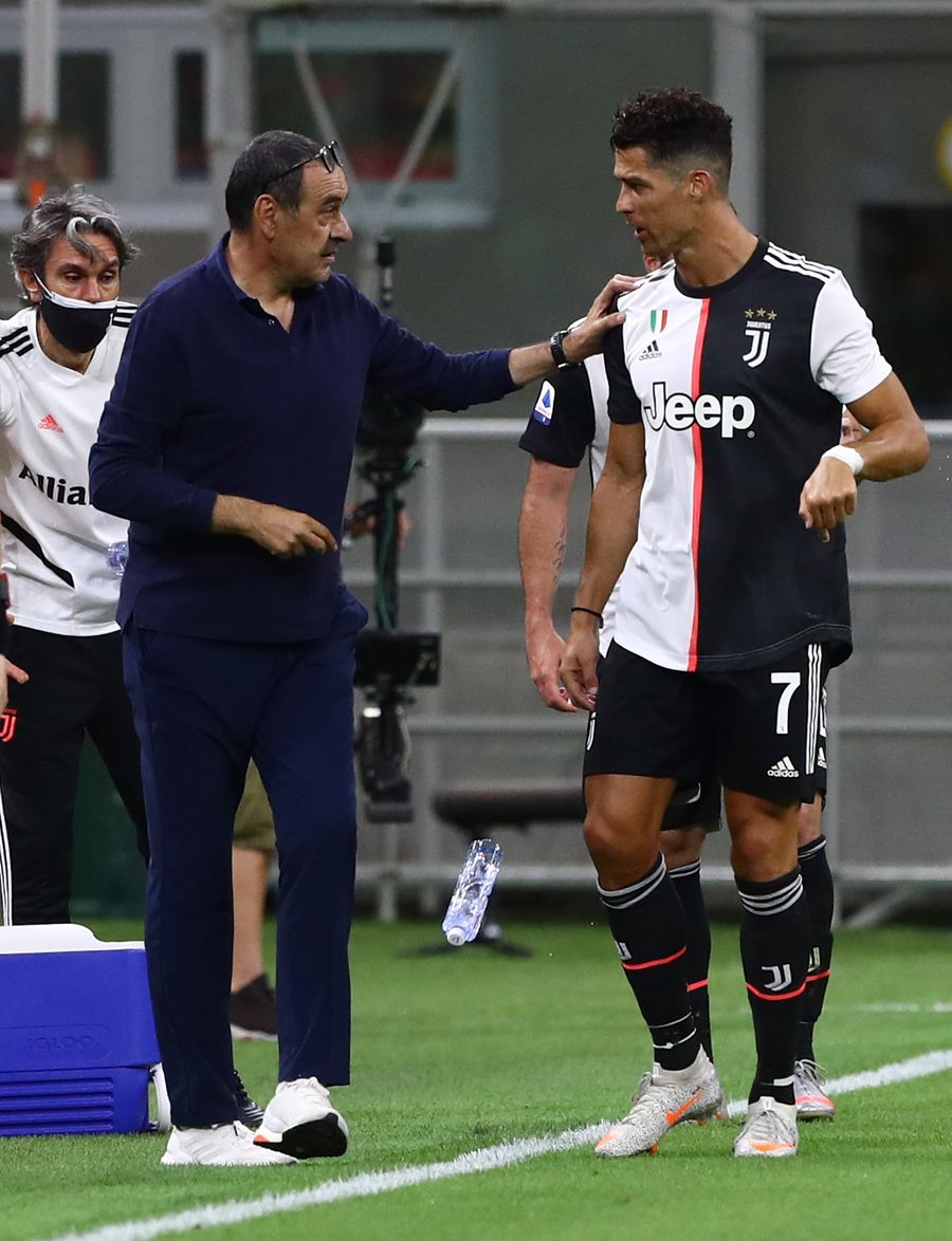 Maurizio Sarri și Cristiano Ronaldo, în timpul unui meci AC Milan - Juventus (sezonul 2019/2020) // FOTO: Getty Images Cristi Chivu, lăudat de omologul său înainte de Inter - Lazio: „Are tot ce îi trebuie pentru a deveni un antrenor de top”