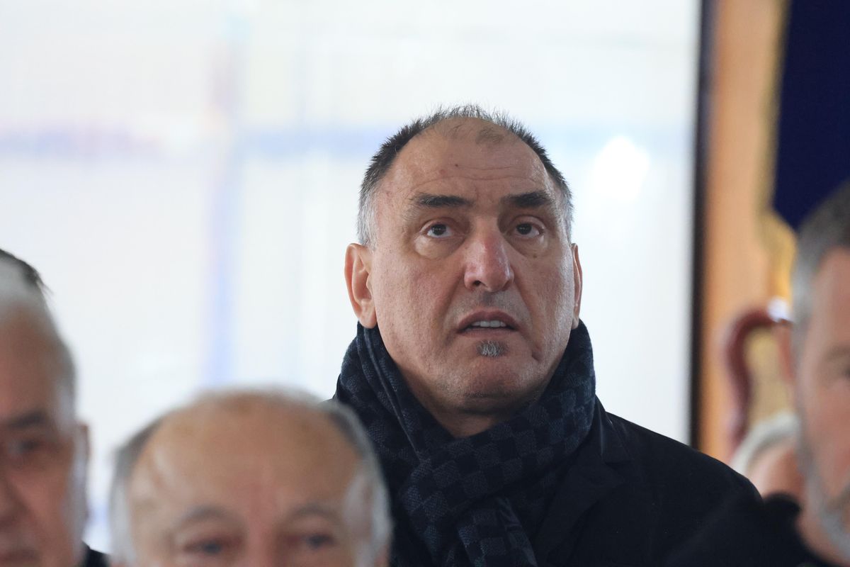 Criticat pentru că s-a îmbrăcat în roșu la înmormântarea lui Emeric Ienei, Mihai Stoichiță a explicat ce a dorit: „Despre asta era vorba”