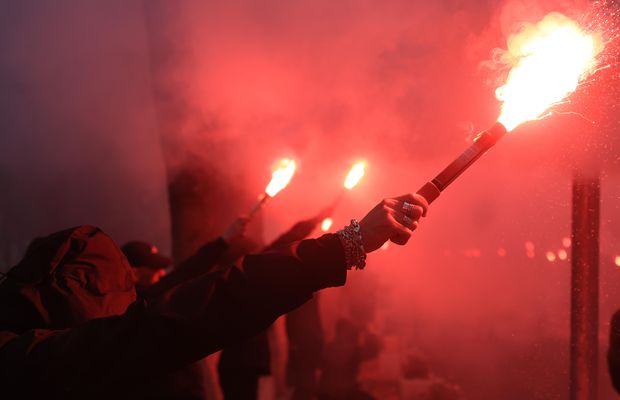 Torțe, lacrimi și aplauze la Oradea » Cel mai impresionant moment la înmormântarea lui Emeric Ienei