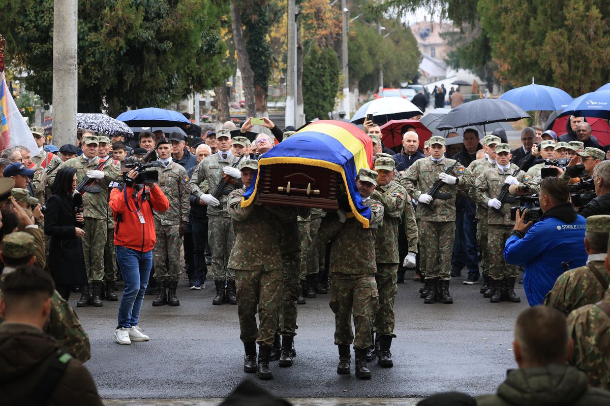 Torțe, lacrimi și aplauze la Oradea » Cel mai impresionant moment la înmormântarea lui Emeric Ienei