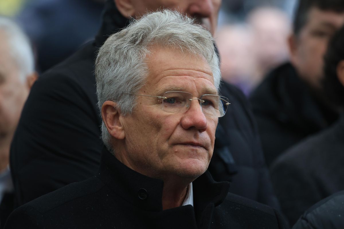 Torțe, lacrimi și aplauze la Oradea » Cel mai impresionant moment la înmormântarea lui Emeric Ienei