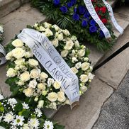 Coroana trimisă de Cosmin Olăroiu