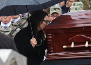 „Te iubim, bunicu'!” » Marele Emeric Ienei, înmormântat în Cimitirul „Rulikowski” cu onoruri militare, torțe și o brazdă de gazon din Ghencea