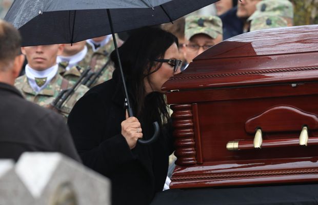 „Te iubim, bunicu'!” » Marele Emeric Ienei, înmormântat în Cimitirul „Rulikowski” cu onoruri militare, torțe și o brazdă de gazon din Ghencea
