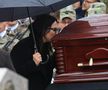 Fiica lui Ienei sărută sicriul părintelui, într-un gest tulburător de adio // foto: Ionuț Iordache (GSP.ro)