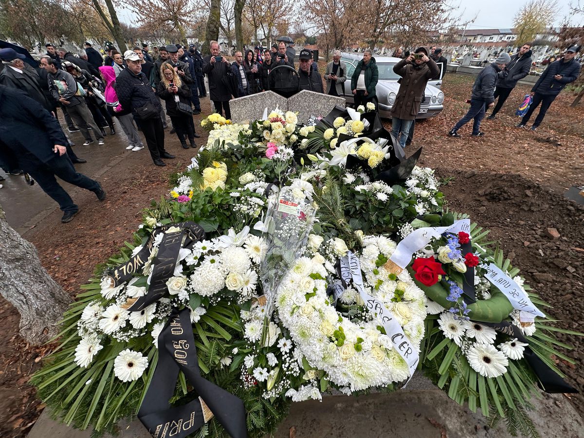 „Te iubim, bunicu'!” » Marele Emeric Ienei, înmormântat în Cimitirul „Rulikowski” cu onoruri militare, torțe și o brazdă de gazon din Ghencea