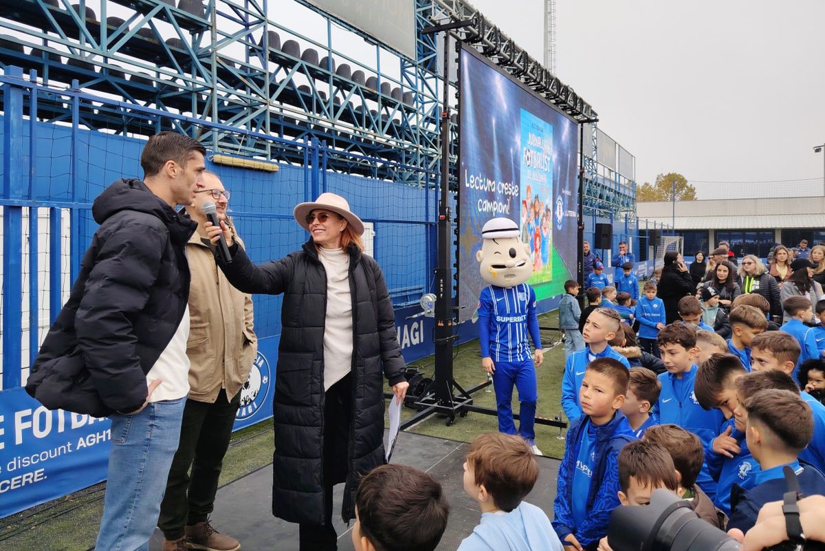 S-a lansat „Jurnalul unui fotbalist de buzunar” la Academia Hagi! Ce le-a transmis copiilor Alec Blenche, unul dintre cei mai cunoscuți autori de cărți pentru copii din România