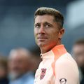 Robert Lewandowski este dispus să accepte micșorarea salariului pentru a rămâne la Barcelona // FOTO: Getty Images