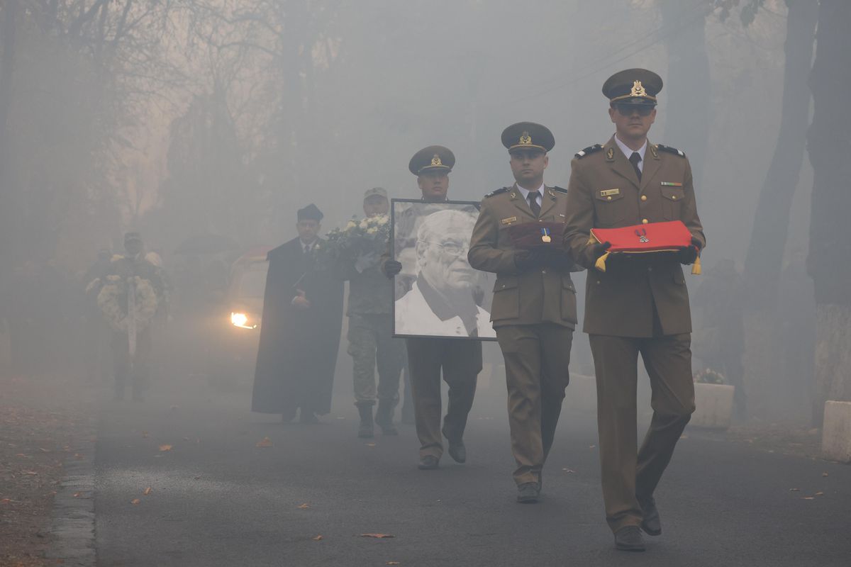Torțe, lacrimi și aplauze la Oradea » Cel mai impresionant moment la înmormântarea lui Emeric Ienei