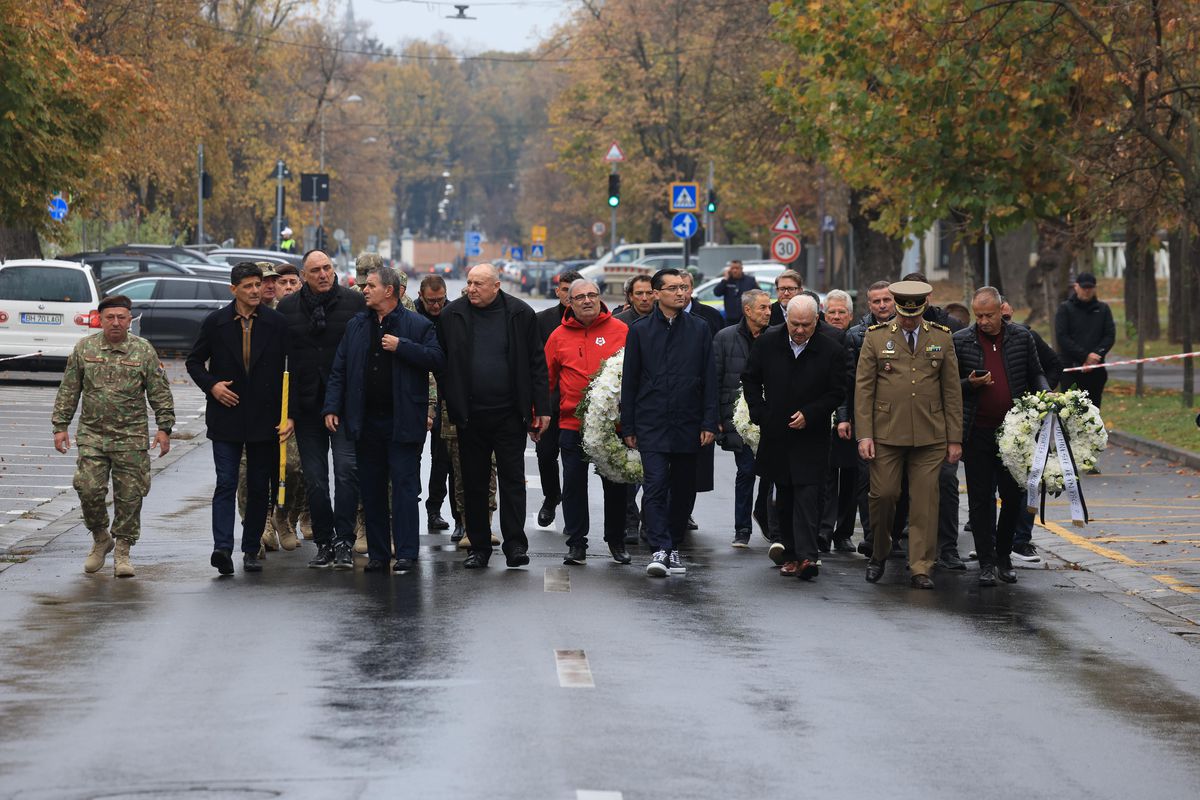 Criticat pentru că s-a îmbrăcat în roșu la înmormântarea lui Emeric Ienei, Mihai Stoichiță a explicat ce a dorit: „Despre asta era vorba”