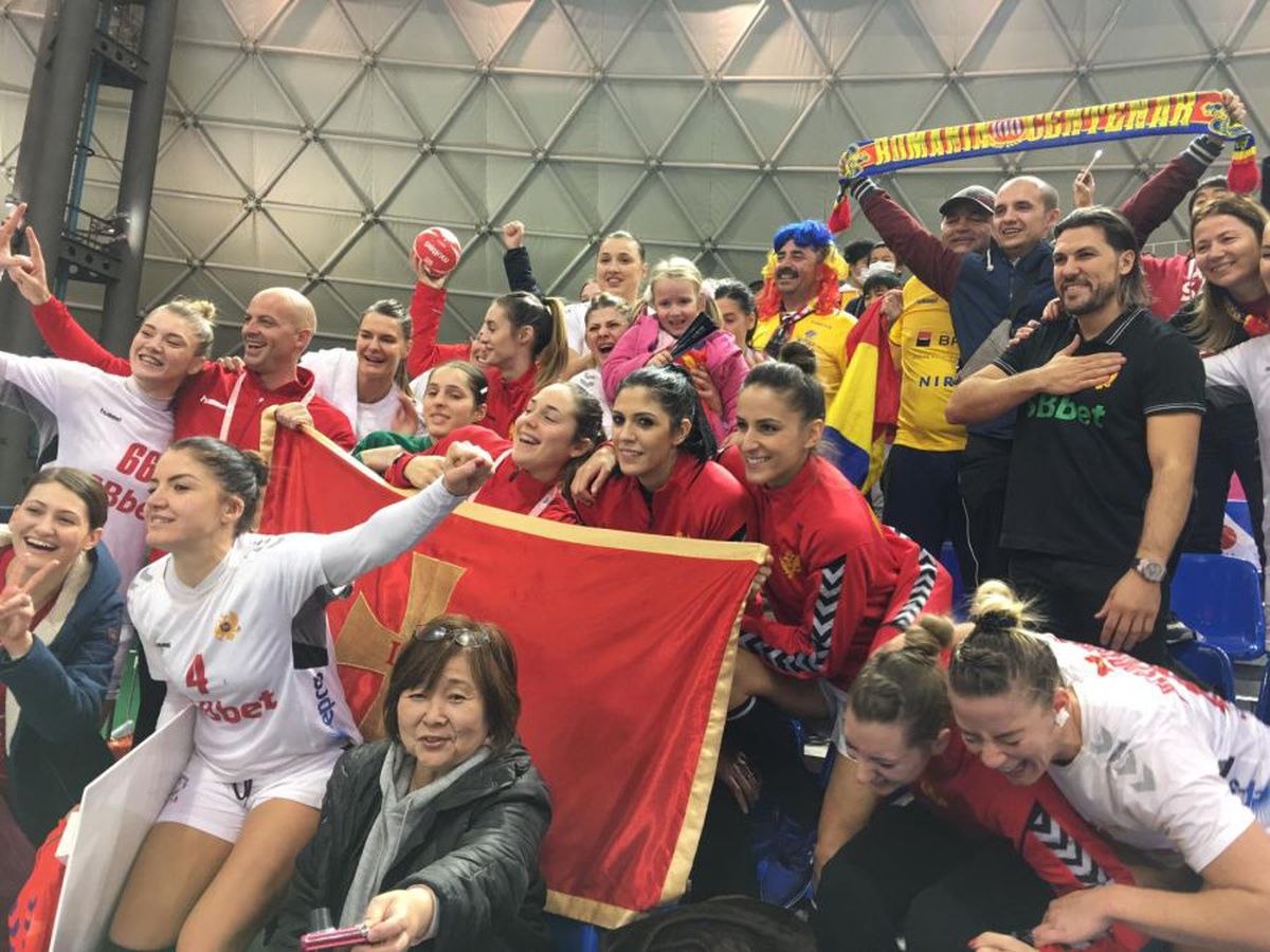 CORESPONDENȚĂ DIN JAPONIA  // VIDEO + FOTO Handbalul unește! Scene senzaționale la Kumamoto: jucătoarele din Muntenegru au urcat în tribune și au scandat alături de fanii români