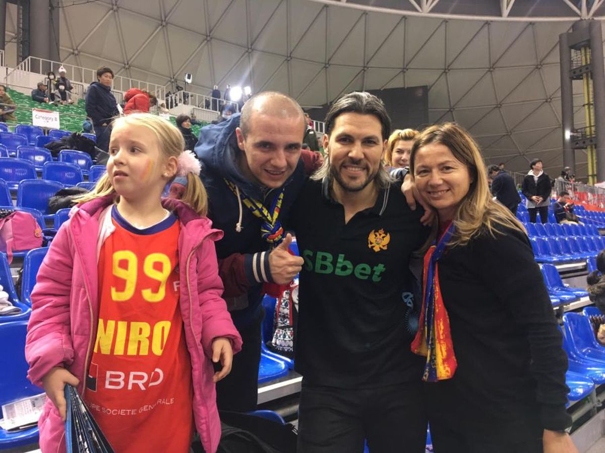 CORESPONDENȚĂ DIN JAPONIA  // VIDEO + FOTO Handbalul unește! Scene senzaționale la Kumamoto: jucătoarele din Muntenegru au urcat în tribune și au scandat alături de fanii români