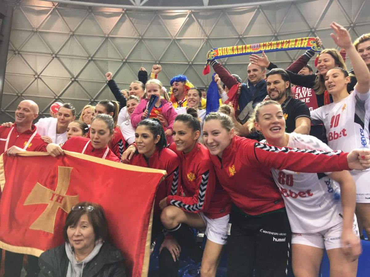 CORESPONDENȚĂ DIN JAPONIA  // VIDEO + FOTO Handbalul unește! Scene senzaționale la Kumamoto: jucătoarele din Muntenegru au urcat în tribune și au scandat alături de fanii români