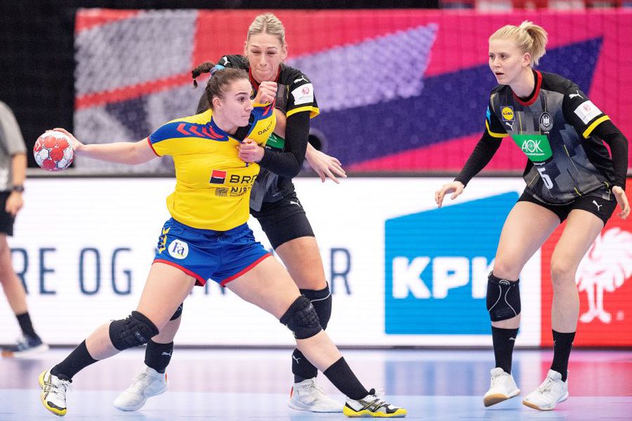 Andreea Popa în duel cu germancele Luisa Schulze și Kim Naidzinavicius Foto Imago Andreea Popa în duel cu germancele Luisa Schulze și Kim Naidzinavicius Foto Imago