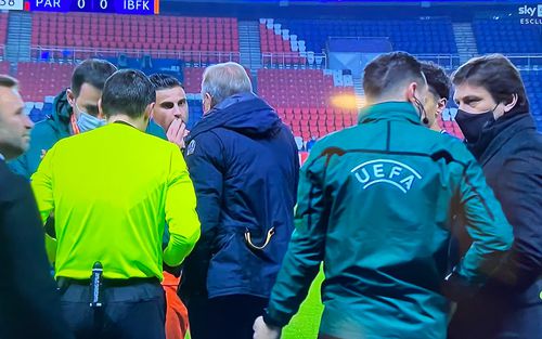 Basaksehir a părăsit terenul în prima repriză a meciului cu PSG, după ce arbitrul Sebastian Colțescu a folosit o expresie rasistă la adresa lui Demba a.