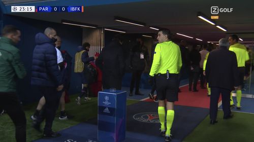 Bașakșehir și PSG au părăsit terenul în ultima etapă din grupele Ligii Campionilor, după ce arbitrul Sebastian Colțescu a folosit o expresie rasistă la adresa lui Pierre Webó. UEFA a convocat rapid o ședință pentru a lămuri situația.