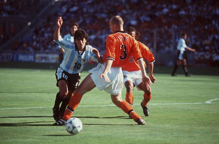 Ariel Ortega, în duel cu Jaap Stam în „sferturi” la CM 1998, Foto: Getty Images Amintirea unui duel incendiar Olanda - Argentina! Van der Sar l-a înjurat pe Ortega