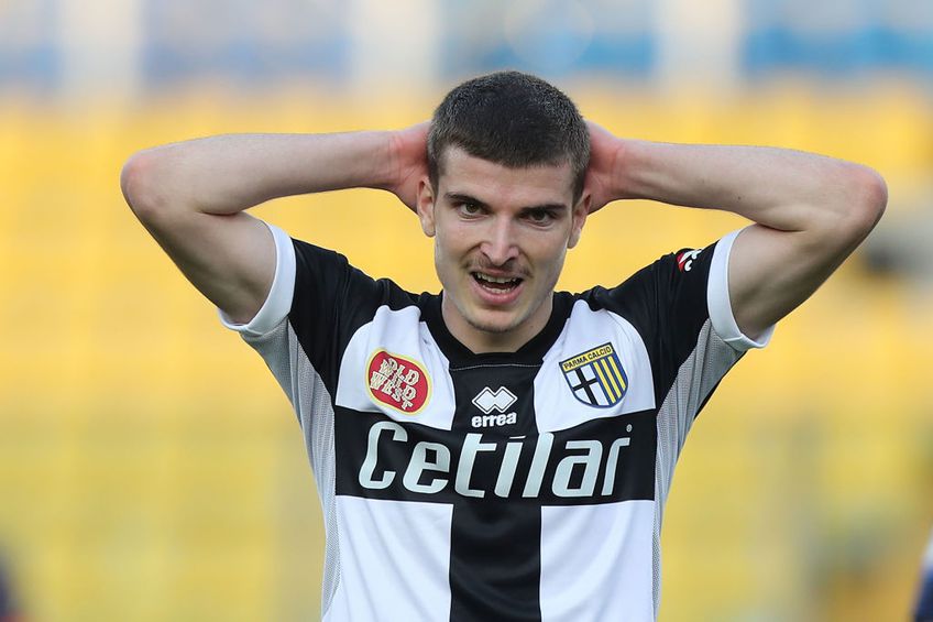 Valentin Mihăilă (22 de ani) nu scapă de problemele musculare. Titularizat astăzi, în partida cu Benevento, pierdută scor 0-1, mijlocașul român s-a accidentat în minutul 26 și a fost nevoie de înlocuirea sa cu Tutino.