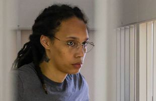 Brittney Griner, legenda baschetului american, a fost eliberată din Rusia după 11 luni » Cedată la schimb cu „Negustorul morții”, unul dintre cei mai căutați infractori ai lumii