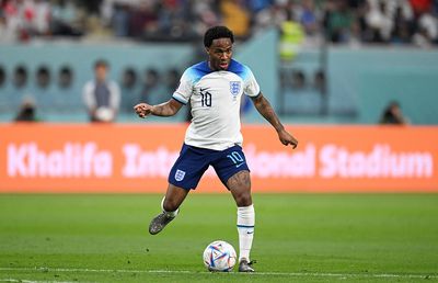 Sterling revine în Qatar, după ce „i-au fost furate ceasuri și bijuterii în valoare de 300.000 de lire sterline”