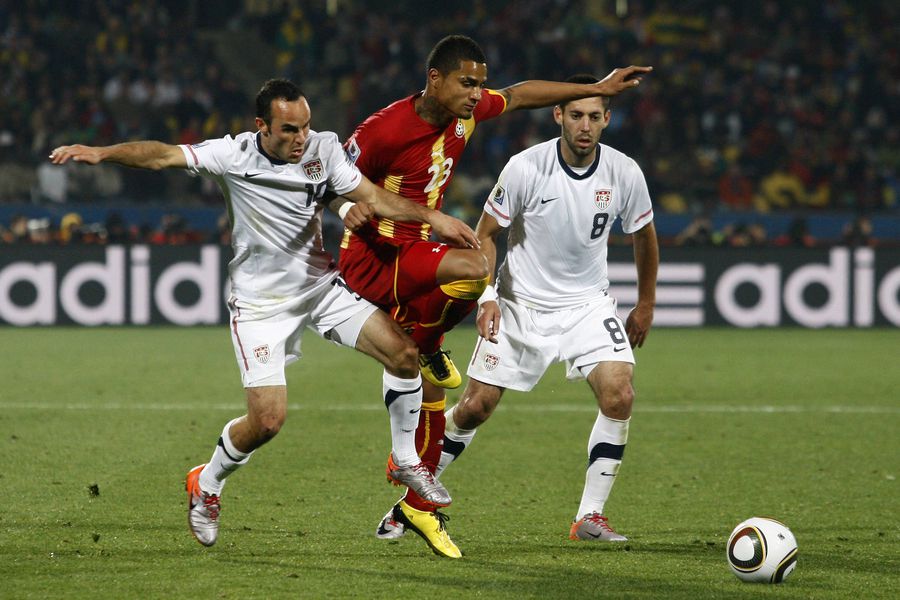 Landon Donovan (stânga), Kevin Prince Boateng (centru) și Clint Dempsey (dreapta), Foto: Imago Images Turneul final din Qatar a respectat în „optimi” tradiția ultimilor 20 de ani