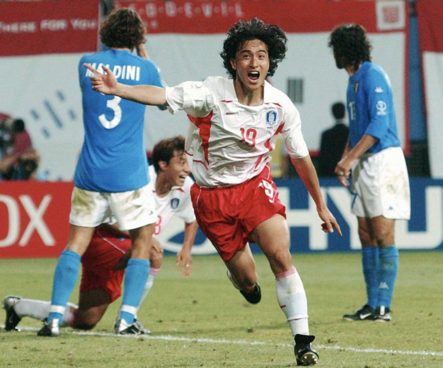 Ahn Jung-hwan a dat lovitura printr-un gol de aur în minutul 117 contra Italiei la CM 2002 Turneul final din Qatar a respectat în „optimi” tradiția ultimilor 20 de ani