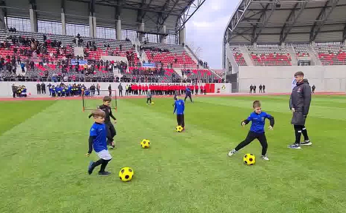 Ziua Porților Deschise la noua arenă din Liga 1 » Burleanu și primarul au tăiat panglica. Primul meci e deja sold-out!