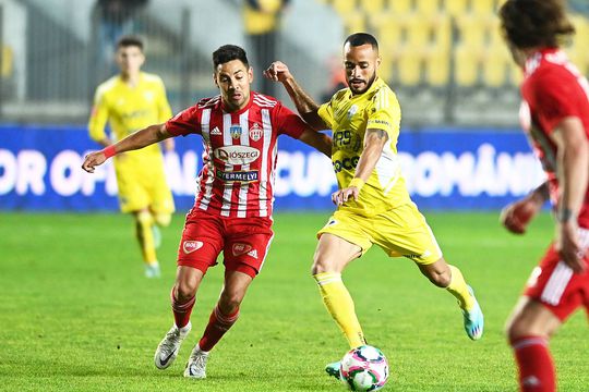 În galben, Jair, jucătorul de la Petrolul dorit de Mihai Rotaru // foto: Imago Images