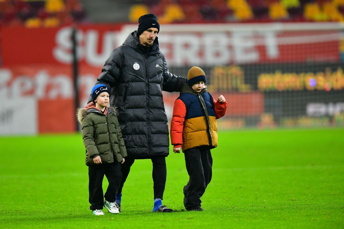 Nu s-a văzut la TV: ce au scandat jucătorii de la FCSB la centrul terenului, imediat după ce au devenit lideri în Superliga