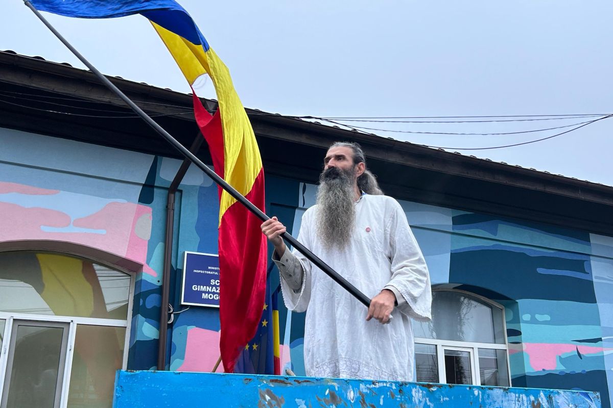 Călin Georgescu a venit să voteze, deși alegerile au fost anulate! Imagini incredibile în fața secției de votare din Mogoșoaia