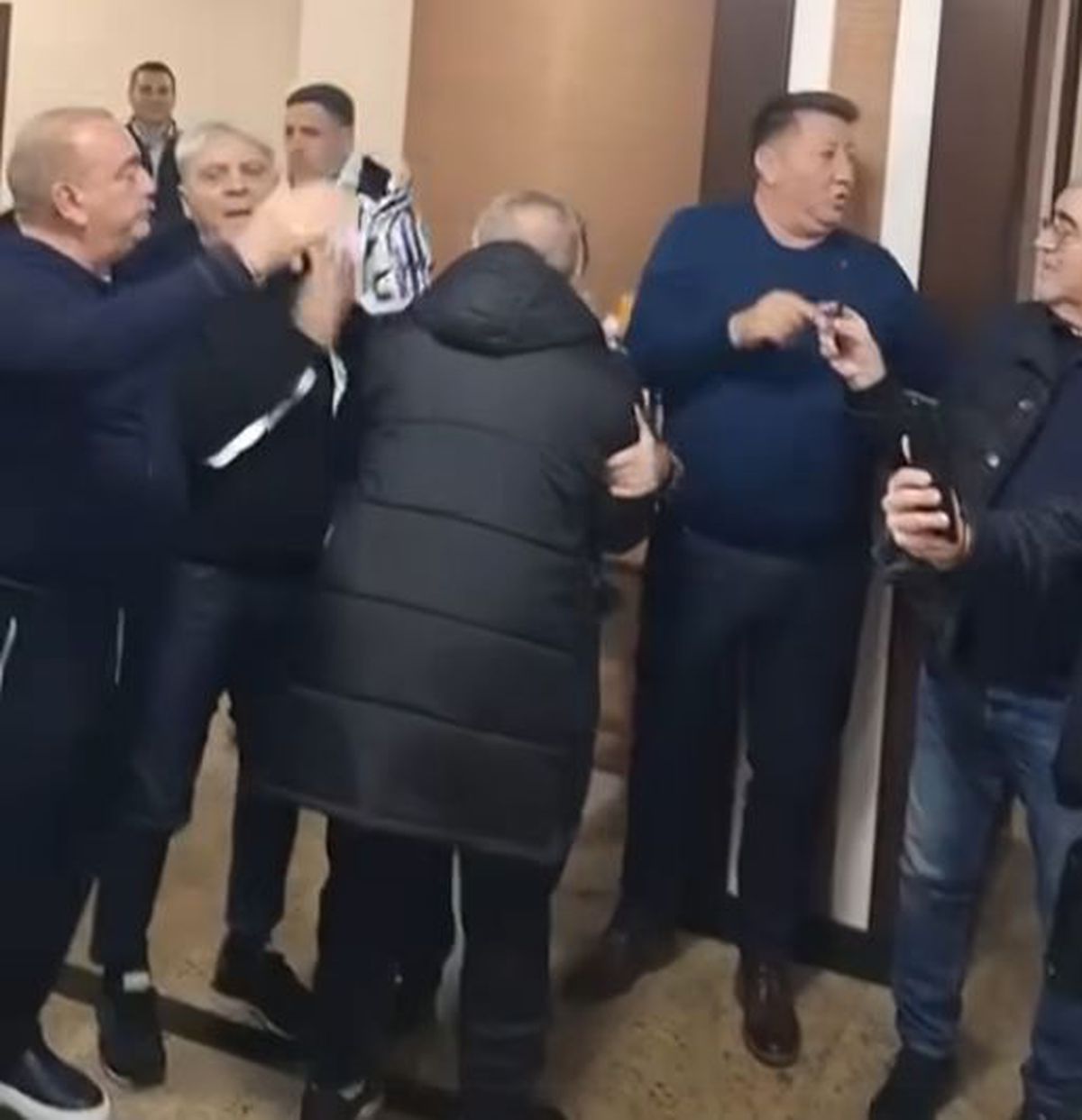 Gigi Nețoiu, „omul negru din Bănie”, cântă umăr la umăr cu gloriile Craiovei Maxima