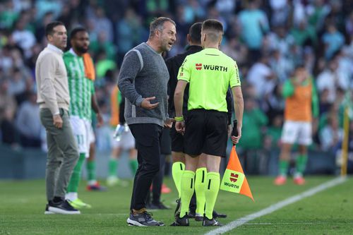 Hansi Flick îi cere socoteală asistentului în Betis - Barcelona 2-2 / Foto: Imago