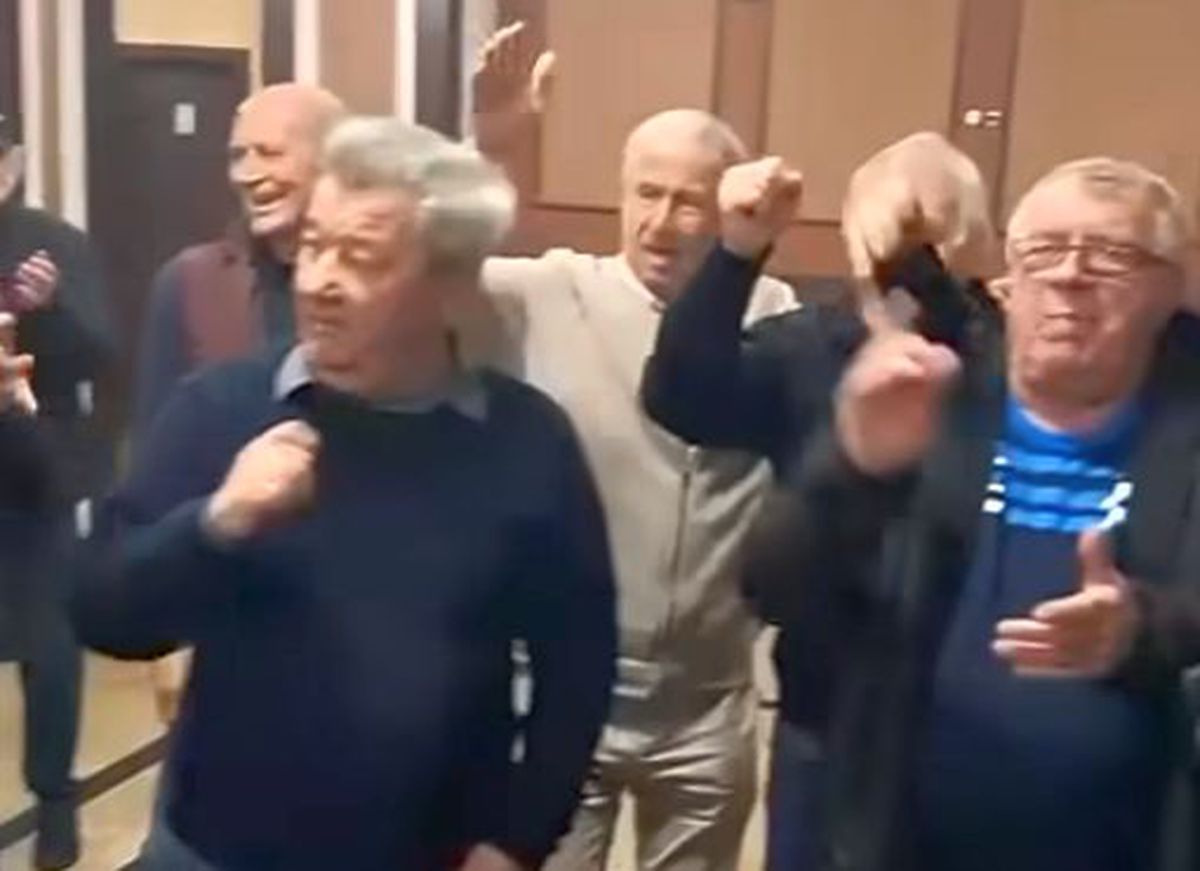 Gigi Nețoiu, „omul negru din Bănie”, cântă umăr la umăr cu gloriile Craiovei Maxima