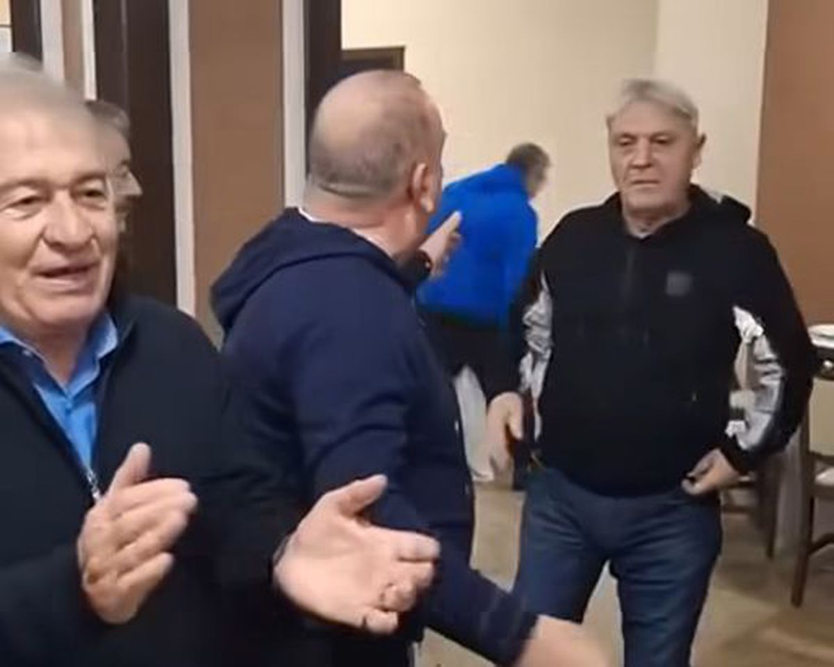 Filmarea care a încins spiritele » „Omul negru” din Bănie cântă umăr la umăr cu gloriile Craiovei Maxima: „Nu-i e rușine să apară acolo?!”