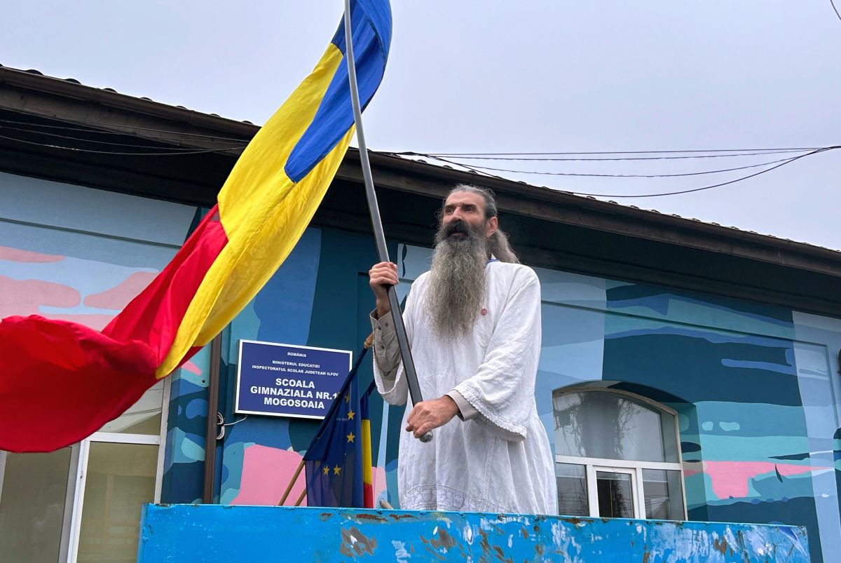 Călin Georgescu a venit să voteze, deși alegerile au fost anulate! Imagini incredibile în fața secției de votare din Mogoșoaia