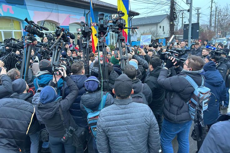 Jurnaliștii străini au fost la rândul lor prezenți pentru a-l întâlni pe Călin Georgescu / FOTO: Remus Dinu, Andrei Furnigă (GSP)