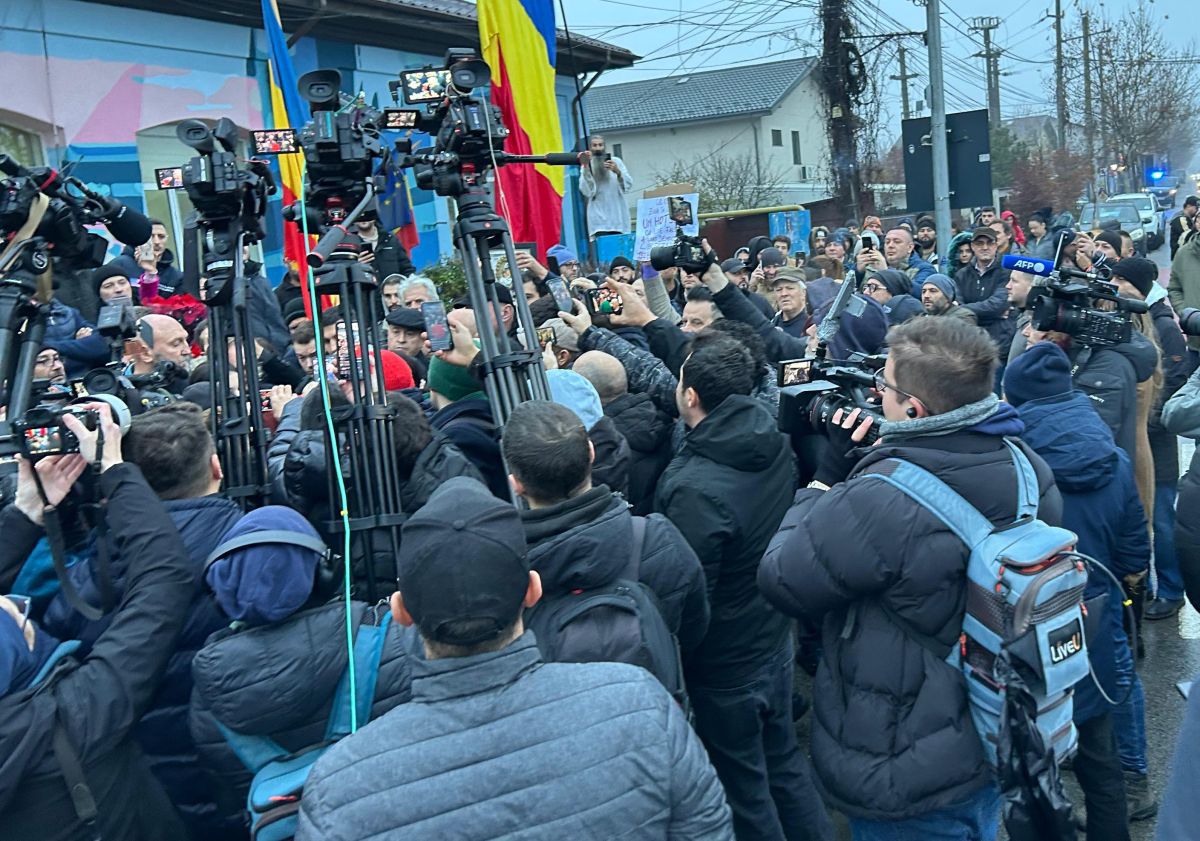 Călin Georgescu a mers dimineață în fața secției de votare, deși CCR a anulat alegerile » Elena Lasconi: „Se încearcă o destabilizare, nu mergeți la vot!”