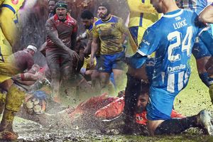 Sportul românesc în mocirlă! Imagini HALUCINANTE de la meciurile de fotbal și rugby jucate în ultimele zile în România