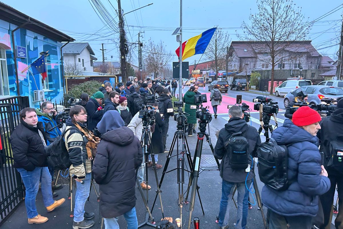 Călin Georgescu a venit să voteze, deși alegerile au fost anulate! Imagini incredibile în fața secției de votare din Mogoșoaia