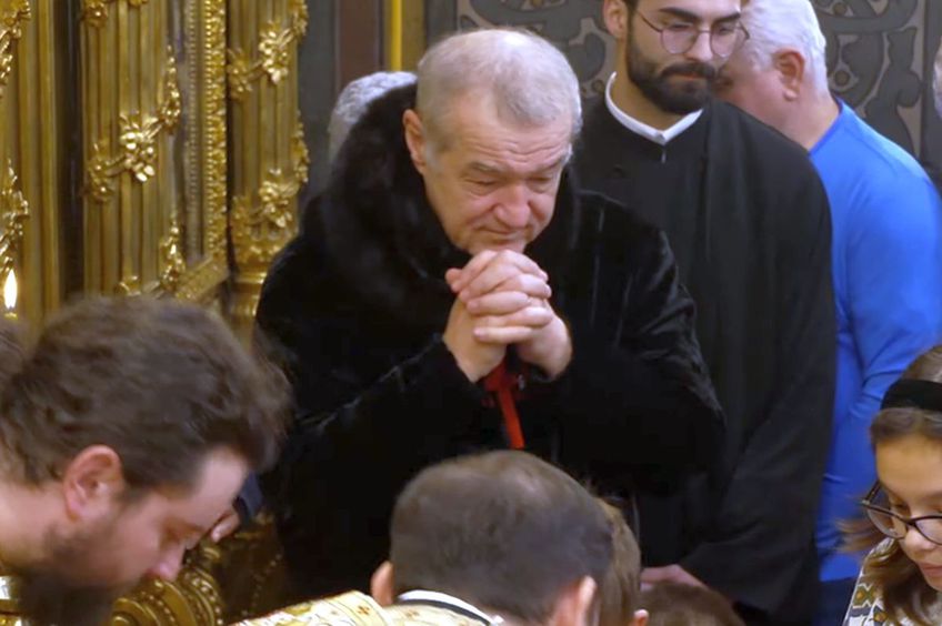 Gigi Becali la Sfânta Liturghie. FOTO: Captură Trinitas TV