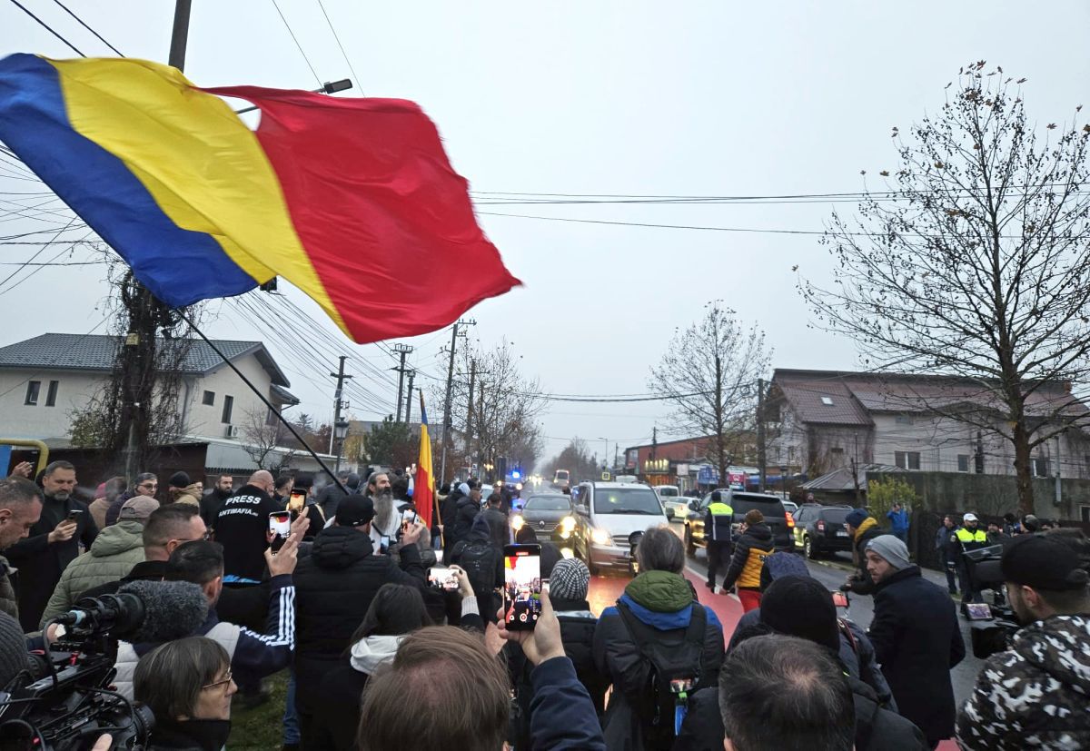 Călin Georgescu a mers dimineață în fața secției de votare, deși CCR a anulat alegerile » Elena Lasconi: „Se încearcă o destabilizare, nu mergeți la vot!”