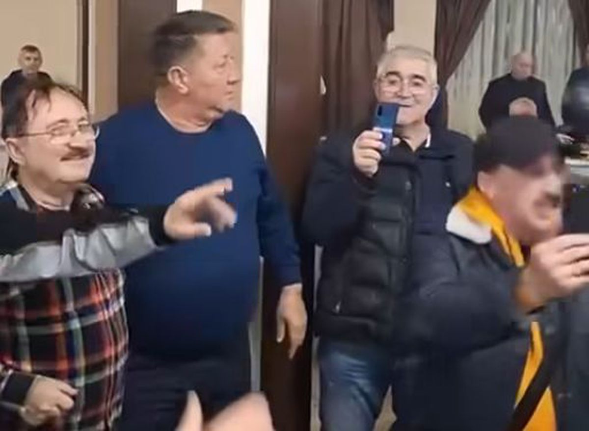 Gigi Nețoiu, „omul negru din Bănie”, cântă umăr la umăr cu gloriile Craiovei Maxima