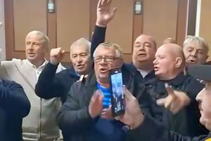 Imaginile care au încins spiritele » „Omul negru” din Bănie cântă umăr la umăr cu gloriile Craiovei Maxima: „Nu-i e rușine să apară?!”