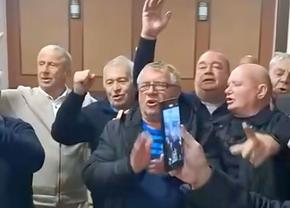 Filmarea care a încins spiritele » „Omul negru” din Bănie cântă umăr la umăr cu gloriile Craiovei Maxima: „Nu-i e rușine să apară acolo?!”