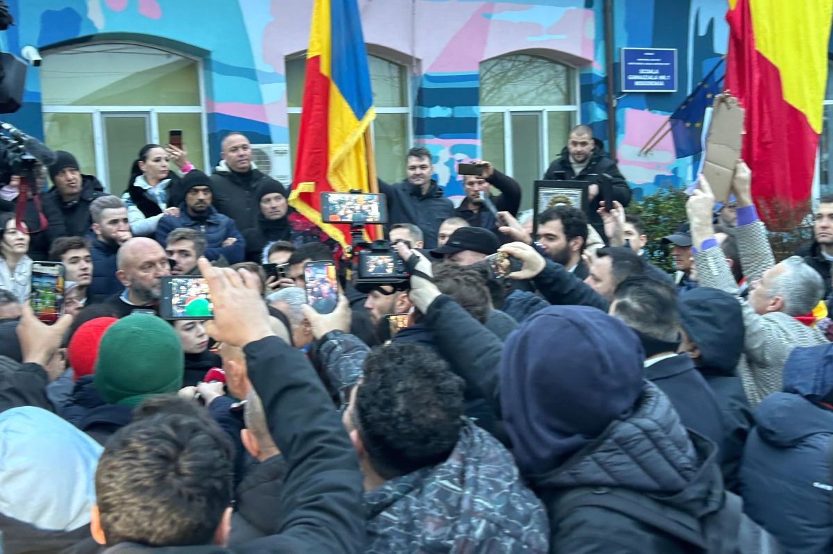 Călin Georgescu a venit să voteze, deși alegerile au fost anulate! Imagini incredibile în fața secției de votare din Mogoșoaia