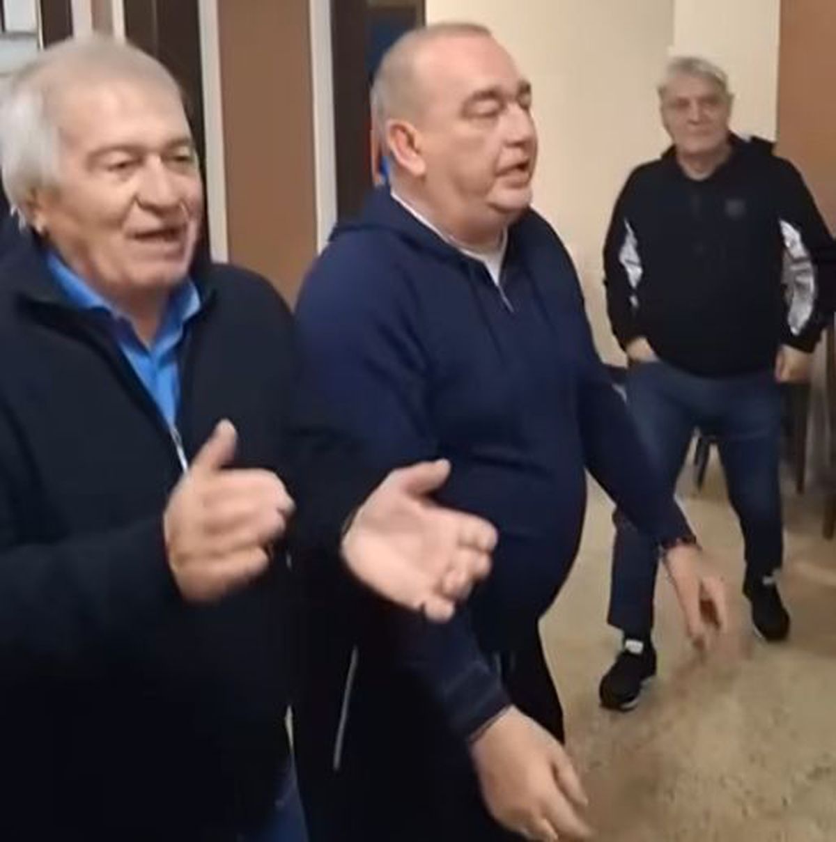 Filmarea care a încins spiritele » „Omul negru” din Bănie cântă umăr la umăr cu gloriile Craiovei Maxima: „Nu-i e rușine să apară acolo?!”