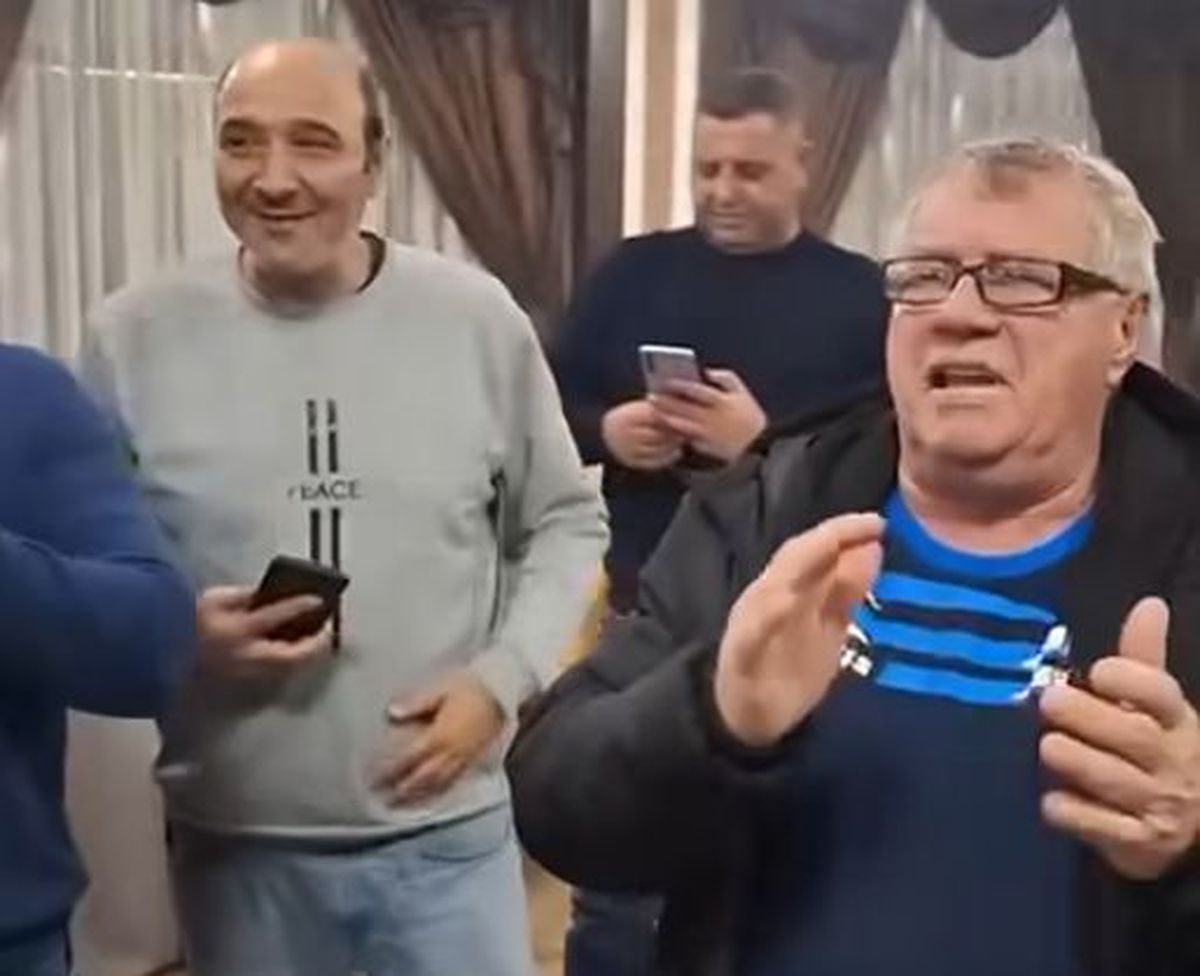 Filmarea care a încins spiritele » „Omul negru” din Bănie cântă umăr la umăr cu gloriile Craiovei Maxima: „Nu-i e rușine să apară acolo?!”