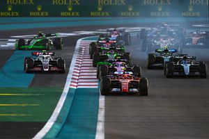 Marele Premiu de Formula 1 din Abu Dhabi » Accident în primul viraj între Verstappen și Piastri